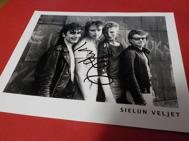 SIELUN VELJET B/W KUVA NIMMARILLA