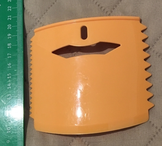 Tupperware sahanteräreunainen nuolija kaavin