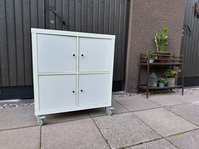 Valkoinen kaappi pyörillä