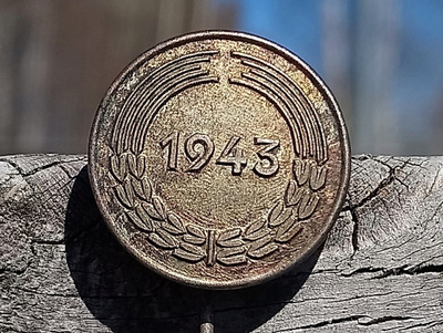 Hopeavärinen Talkoomerkki vuodelta 1943. Halkaisija - 18 mm.
