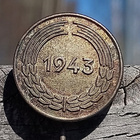Hopeavärinen Talkoomerkki vuodelta 1943. Halkaisija - 18 mm. - pikkukuva 1