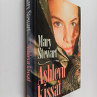 Mary Stewart : Ashleyn kissat - pikkukuva 1