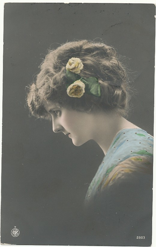 Nainen ruusuja hiuksissa -kulk. 1914