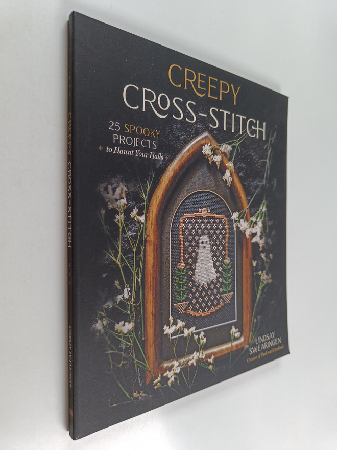 Lindsay Swearingen : Creepy Cross-Stitch - 25 Spooky Proj...