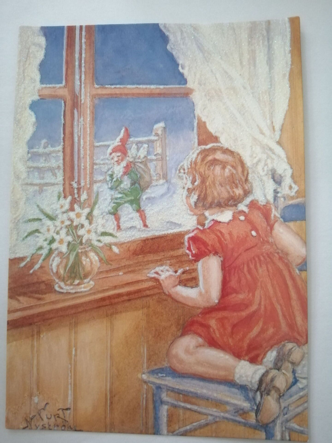 Tyttö katselee ikkunasta tonttua. Kiillettä