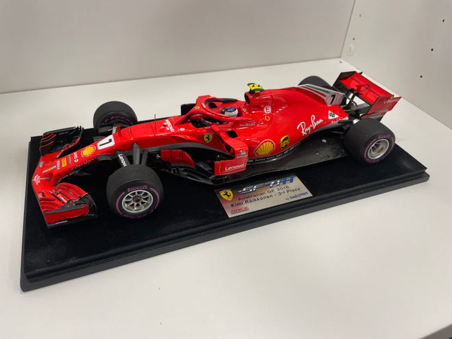 Kimi Räikkönen Ferrari pienoismalli 1/18