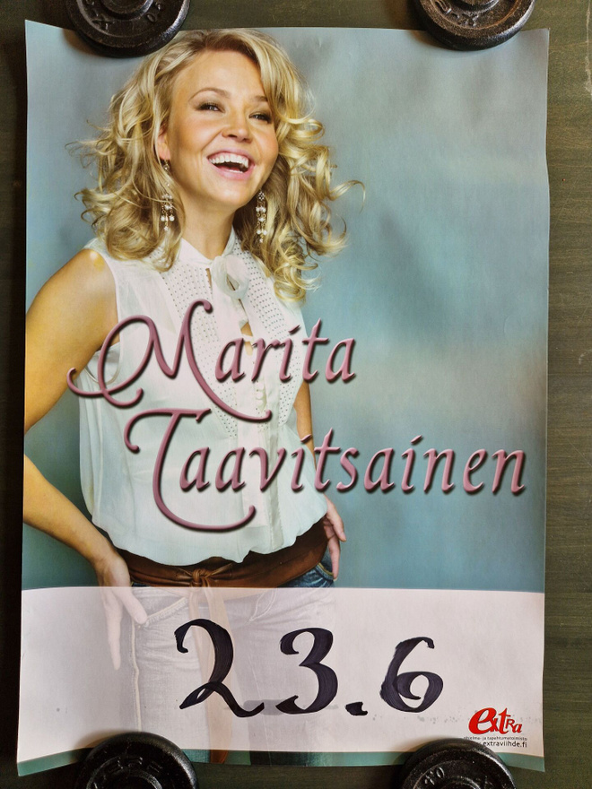 Marita Taavitsainen Keikkajuliste 60×42cm