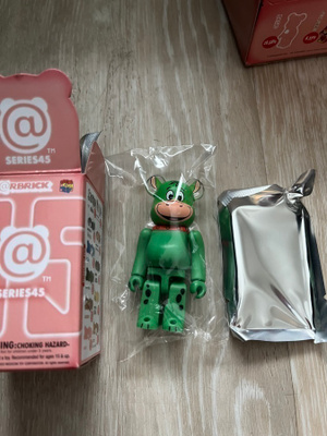 Bearbrick figuuri. The Flintstones Hoppy