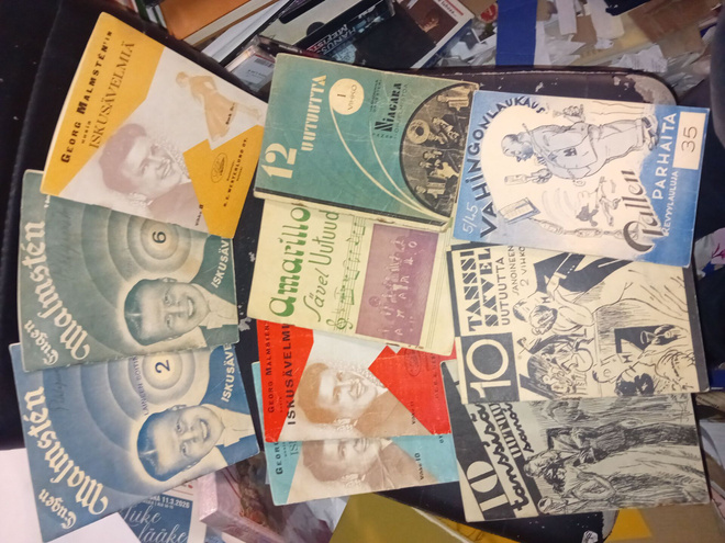 10 kpl nippu vanhoja nuottivihkoja ( SIS POSTIKULU )