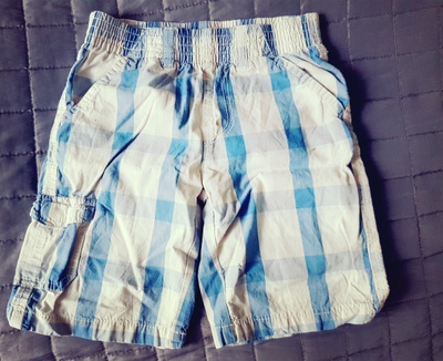 Sinivalkoruudulliset shortsit koko 110/116