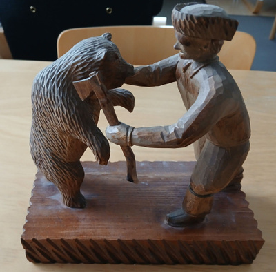 Käsityönä puusta tehty patsas, tekijä V. RoMo vuodelta 1986.