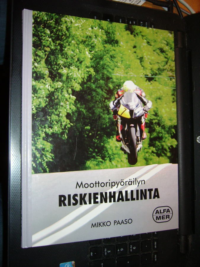 Paaso: MOOTTORIPYÖRÄILYN RISKIENHALLINTA (Sis.postikulut)