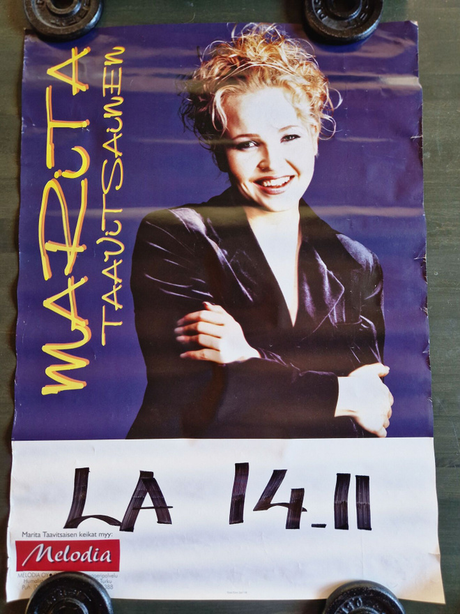 Marita Taavitsainen keikkajuliste 38 .70×50cm
