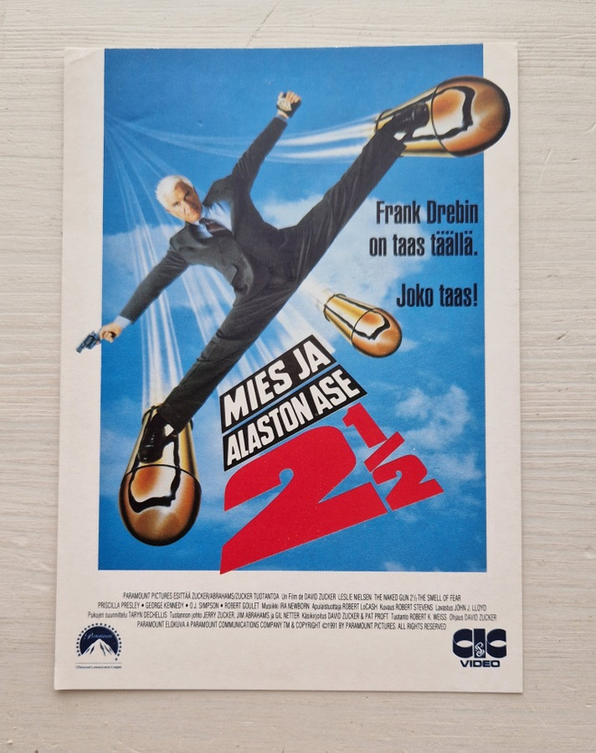 Mies ja alaston ase 2 ½ -mainoskortti