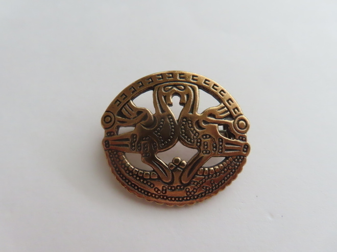 Kalevala Koru - Kuhmoisten kukot rintakoru, pronssi