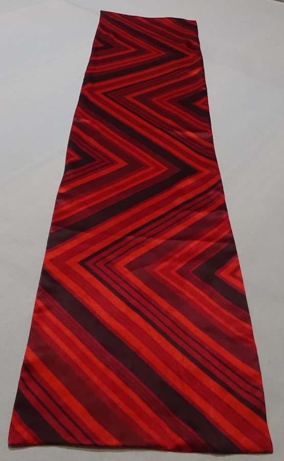Upea Marja Kurki silkkihuivi 117 cm  x 26 cm