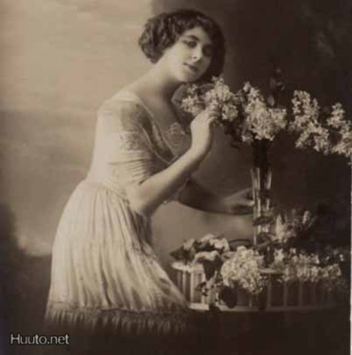 NAINEN / Haaveellinen nätti tyttö ja sireenin oksat. 1900-l.