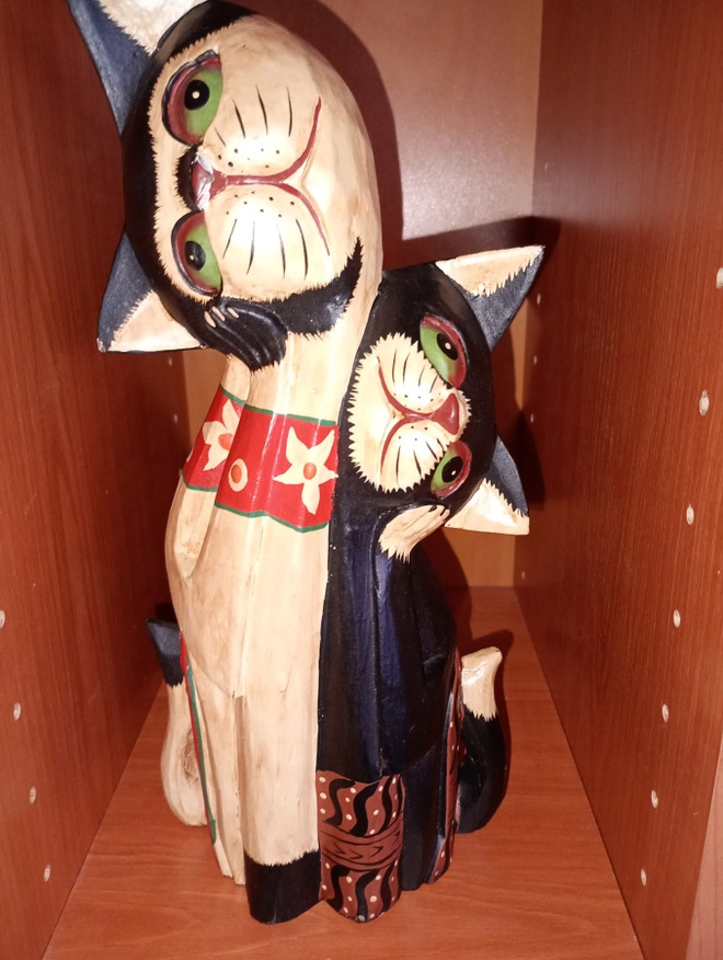 Puinen kissapari