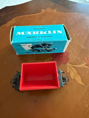 Märklin kippivaunu alkuperäisessä pakkauksessa.