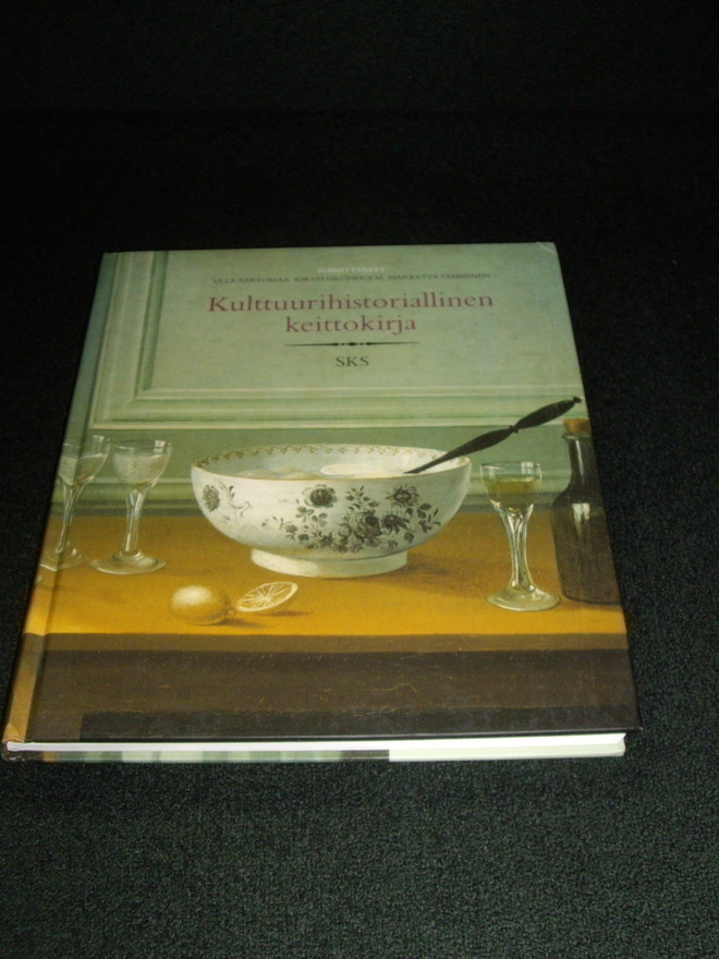 MANNERHEIMIN PÖYDÄSSÄ KULTTUURIHISTORIALLINEN KEITTOKIRJA