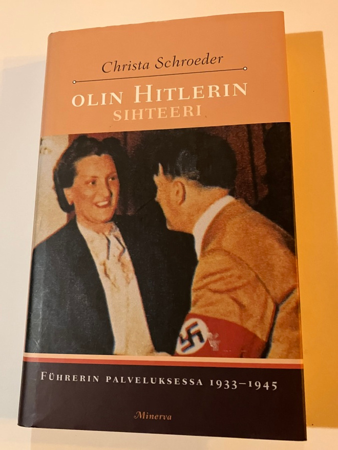 Christa Schroeder : Olin Hitlerin sihteeri : Führerin palve