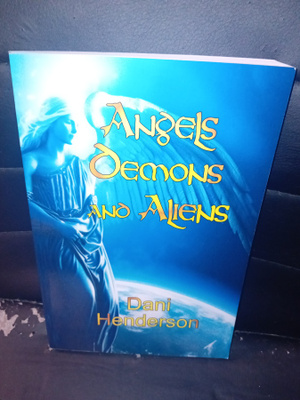 Henderson : Angels Demons and Aliens ( SIS POSTIKULU )