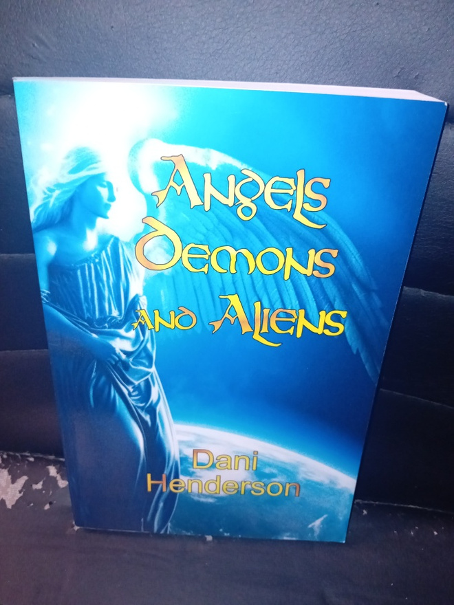 Henderson : Angels Demons and Aliens ( SIS POSTIKULU )