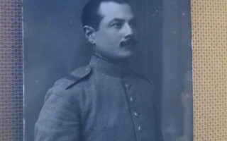 Vintage valokuvakortti sotilas