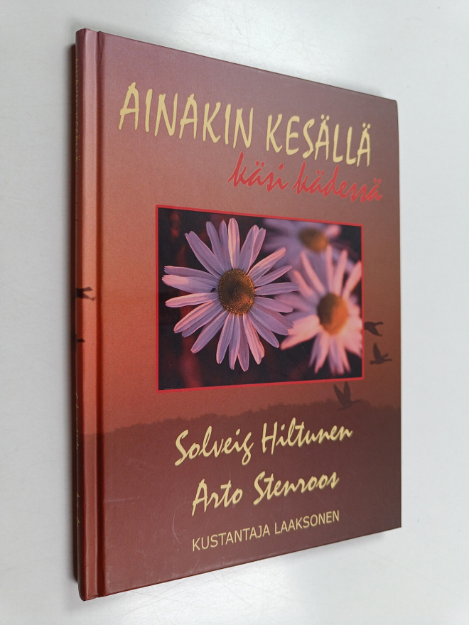 Solveig Hiltunen : Ainakin kesällä käsi kädessä (tekijän ...