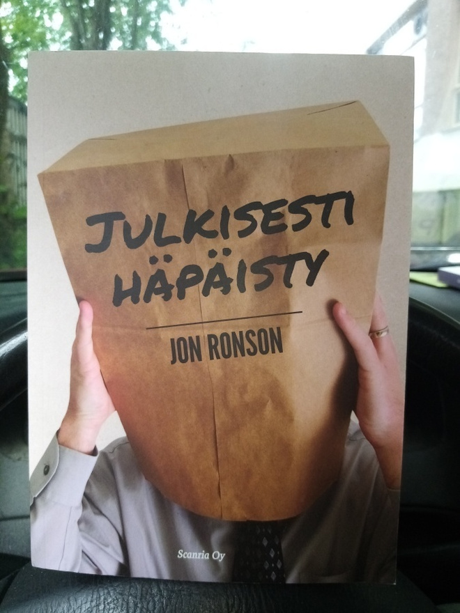 RONSON :  JULKISESTI HÄPÄISTY ( SIS POSTIKULU )