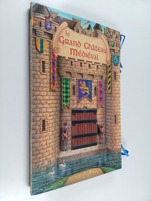 Phil Wilson ym. : Le Grand Chateau medieval (karusellikirja)