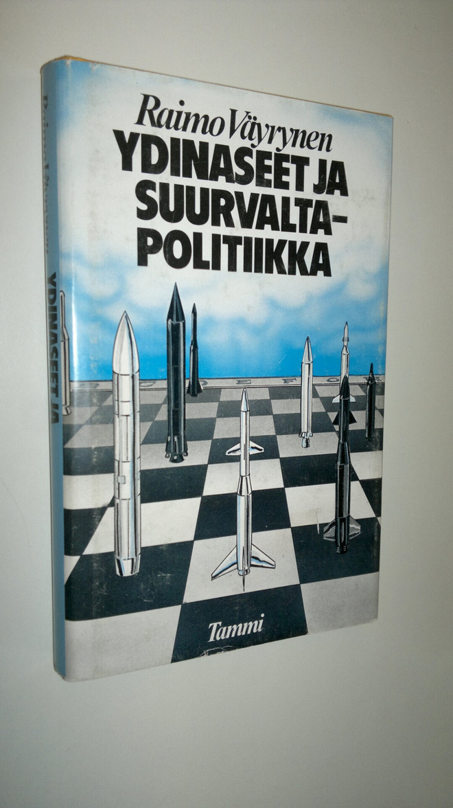 Raimo Väyrynen : Ydinaseet ja suurvaltapolitiikka