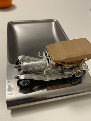 T-FORD pienoismalli 1:43 avainkipolla. Rosteria. Hieno.