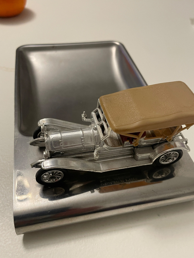 T-FORD pienoismalli 1:43 avainkipolla. Rosteria. Hieno.
