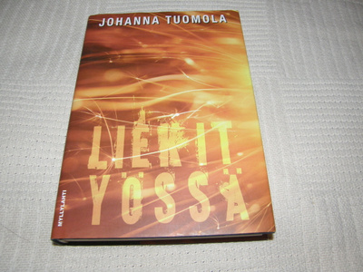 Johanna Tuomola Liekit yössä -sid