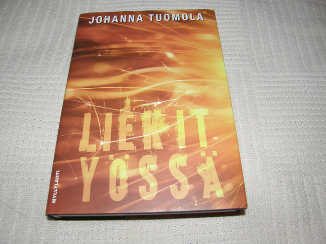 Johanna Tuomola Liekit yössä  -sid
