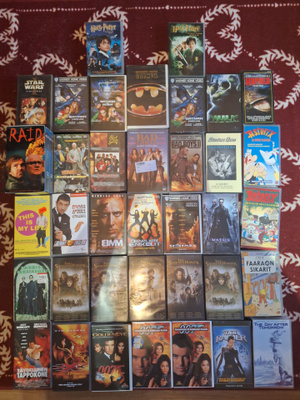 Sekalainen kattaus VHS kasetteja.