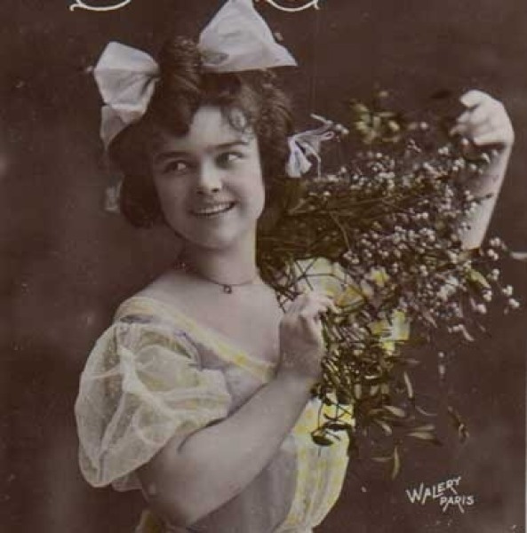 NAINEN / Ihastuttava hymyilevä tyttö ja mistelit. 1900-l.