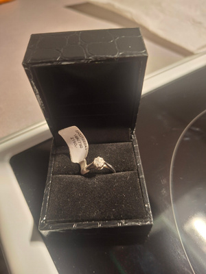 18k/750 valkokulta timantti sormus,0.45ct timantilla.