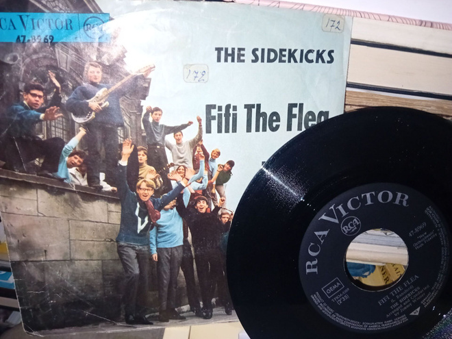 7"single The Sidekicks : Fifi the Flea ( SIS POSTIKULU )