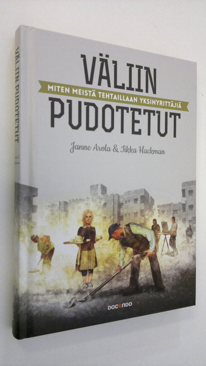 Janne Arola : Väliin pudotetut : miten meistä tehtaillaan...