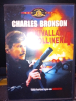 DVD VÄKIVALLAN VIHOLLINEN 4 ( SIS POSTIKULU ]