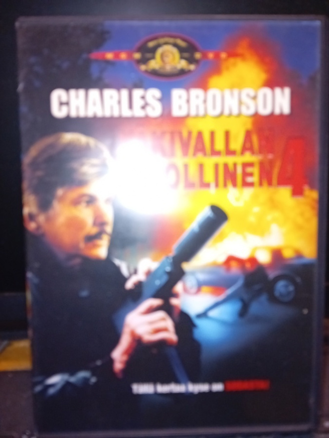 DVD VÄKIVALLAN VIHOLLINEN 4 ( SIS POSTIKULU ]