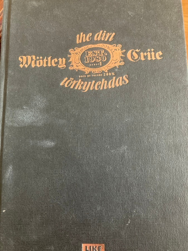 MÖTLEY GRUE: THE DIRT - TÖRKYTEHDAS