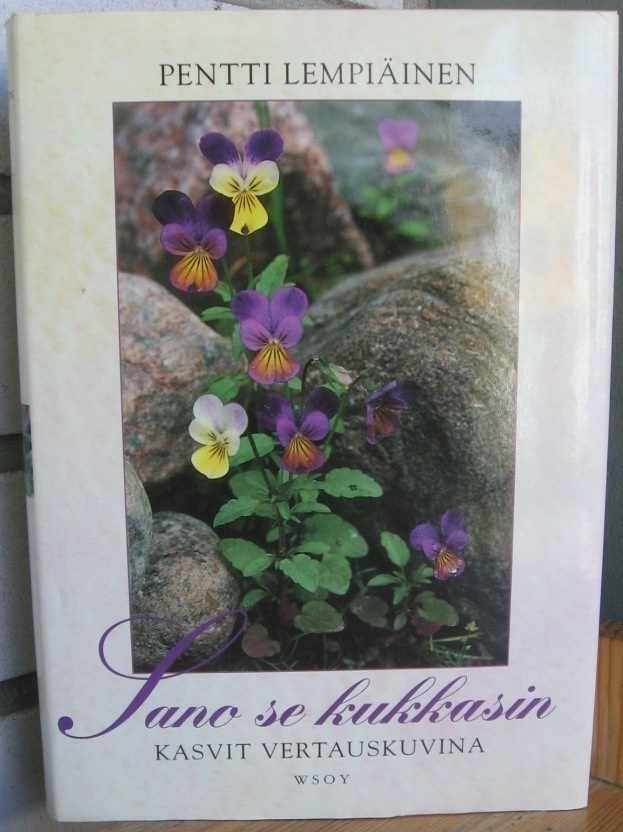 Pentti Lempiäinen: Sano se kukkasin, Wsoy 1992. 302 s.