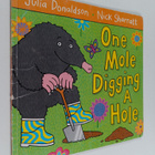 Julia Donaldson : One Mole Digging a Hole - pikkukuva 1