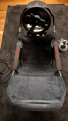Thrustmaster ratti, polkimet, vaihdin ja Playseat ajotuoli