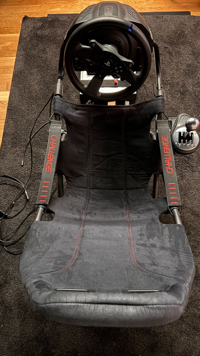 Thrustmaster ratti, polkimet, vaihdin ja Playseat ajotuoli