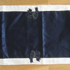 Pöytäliina kaitaliina yönsininen rusetti 94 x 37 cm - pikkukuva 2