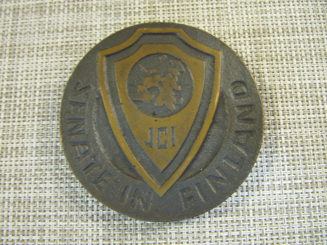 Nuorkauppakamarin Suomen Senaatin mitali 1977.